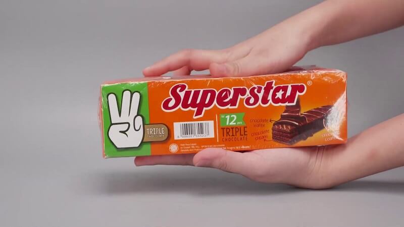 Bánh Superstar triple Chocolate có bao bì thiết kế khá trẻ trung, bắt mắt
