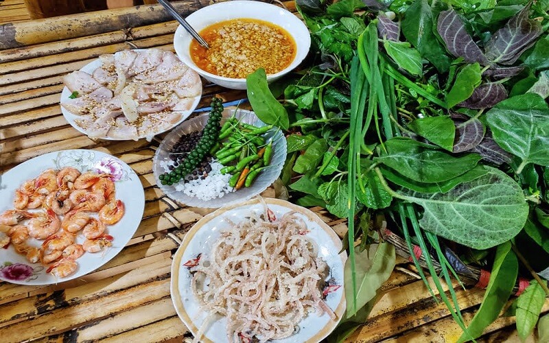 Món gỏi lá là đặc sản của vùng Kon Tum, Tây Nguyên