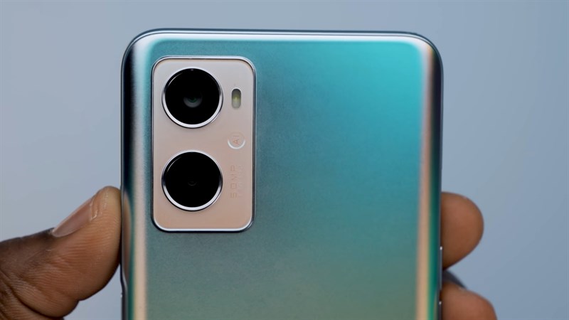 Cụm camera sau của OPPO A96 được đặt trong một khung viền hình chữ nhật. Nguồn: Fisayo Fosudo Cụm camera sau của OPPO A96 được đặt trong một khung viền hình chữ nhật. Nguồn: Fisayo Fosudo
