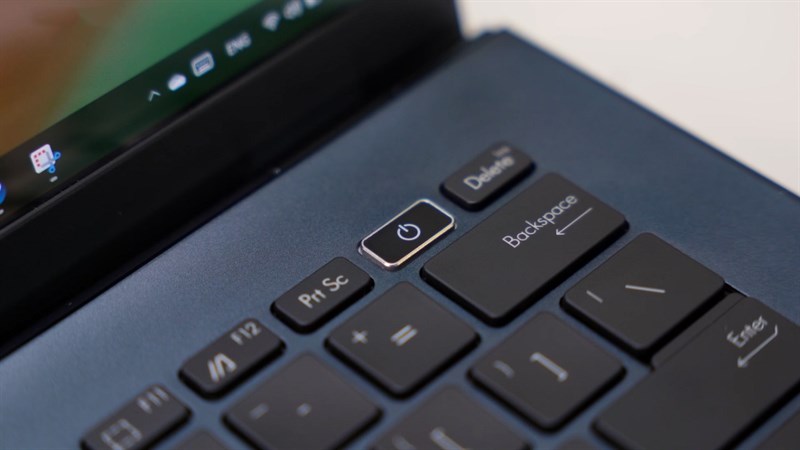 Vị trí của nút nguồn là điểm mình chưa được ưng ý với hệ thống bàn phím của ASUS ZenBook 14 OLED UX3402