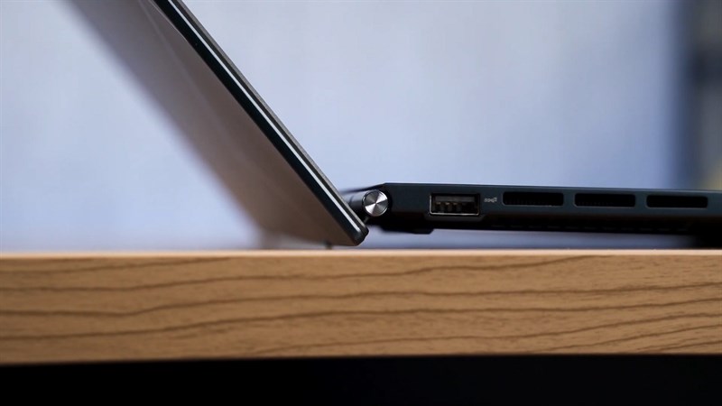 Bản lề ErgoLift trên ASUS ZenBook 14 OLED UX3402 giúp tạo nên thiết kế bàn phím công thái học giúp nâng cao trải nghiệm sử dụng