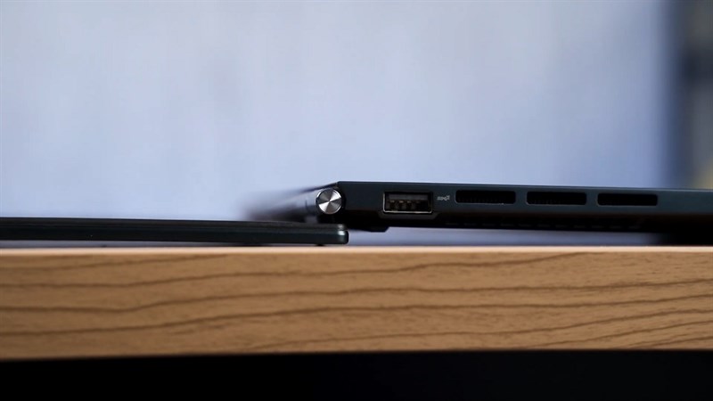 ASUS ZenBook 14 OLED UX3402 được trang bị bản lề ErgoLift cho phép mở rộng 180 độ