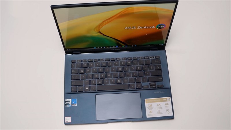 ASUS ZenBook 14 OLED UX3402 sở hữu hệ thống bàn phím Tenkeyless rất dễ làm quen