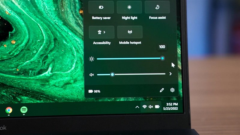 Màn hình của ASUS ZenBook 14 OLED UX3402 có độ sáng lên đến 500 nits cùng độ bao phủ màu DCI-P3 đạt 100%
