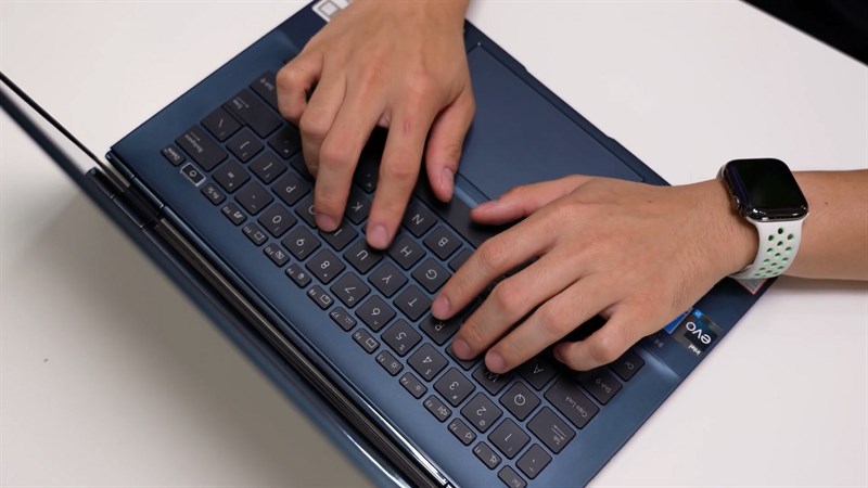 Bàn phím của ASUS ZenBook 14 OLED UX3402 cho lại trải nghiệm gõ phím thoải mái