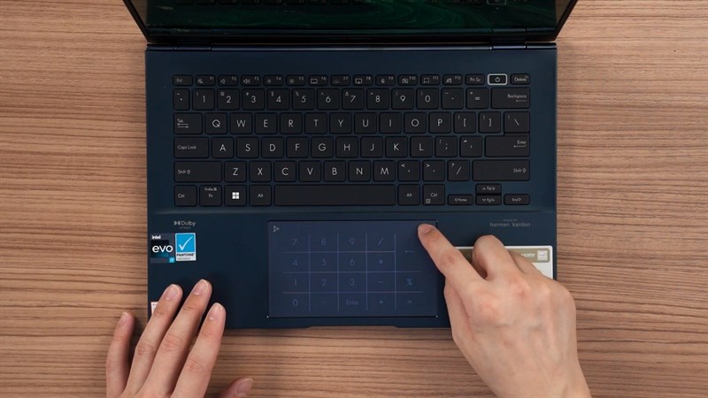 Bàn di chuột rộng rãi của ASUS ZenBook 14 OLED UX3402 còn tích hợp NumberPad rất tiện dụng trong công việc