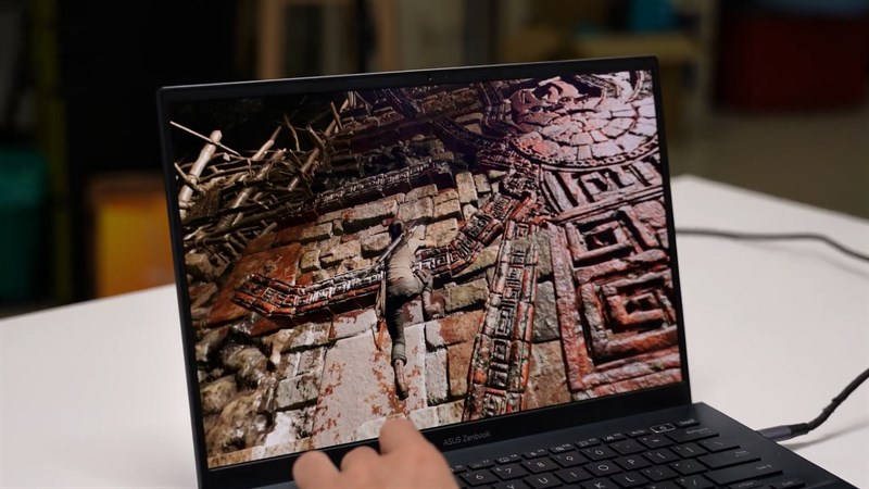 ASUS ZenBook 14 OLED được trang bị card đồ họa tích hợp Intel Iris Xe giúp xử lý các tác vụ đồ họa hiệu quả