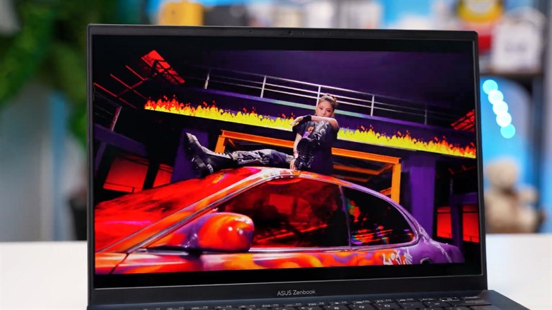 Màn hình của ASUS ZenBook 14 OLED UX3402 được trang bị tần số quét 90 Hz cùng độ bao phủ màu đạt 100% DCI-P3