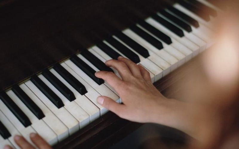 Học piano phải nhận biết được mặt chữ và số tương đối