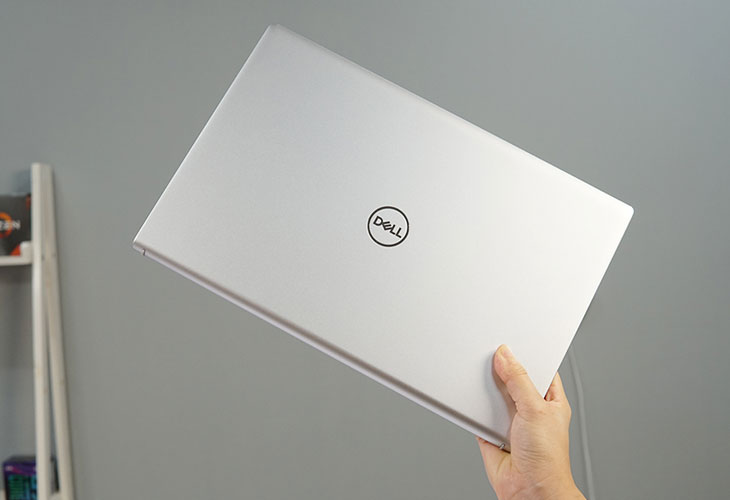 Laptop Dell Inspiron có trọng lượng nhẹ, tiện lợi để mang đi học đi làm