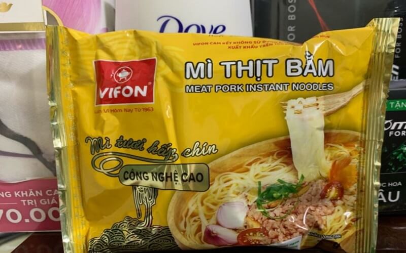 Bao bì sản phẩm có màu sắc tươi tắn, với màu vàng bắt mắt kết hợp với hình ảnh tô mì tươi hấp thơm ngon