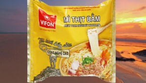 Thưởng thức mì tươi hấp chín Vifon được sản xuất theo công nghệ hiện đại