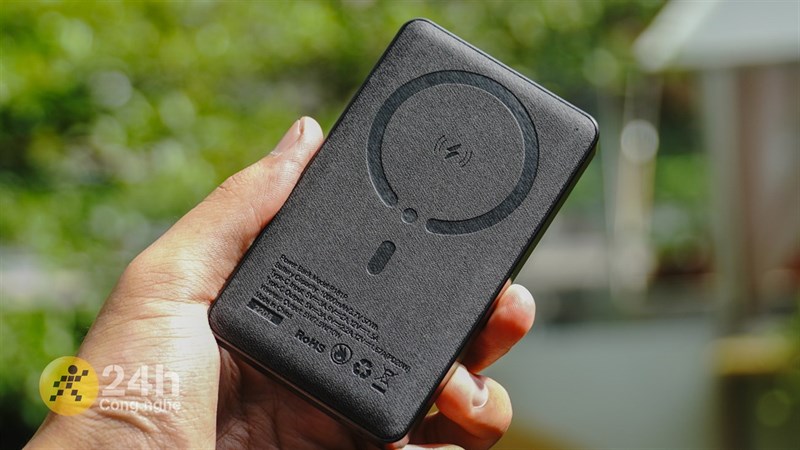 Trên tay sạc dự phòng Xmobile PowerLite P181P: Thiết kế gọn gàng, tính linh động cao và có sạc ngược không dây Trên tay sạc dự phòng Xmobile PowerLite P181P: Thiết kế gọn gàng, tính linh động cao và có sạc ngược không dây