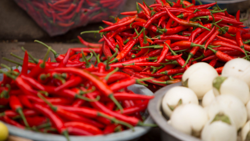 Giá ớt dao động từ 38.000 - 60.000 đồng/kg Giá ớt dao động từ 38.000 - 60.000 đồng/kg