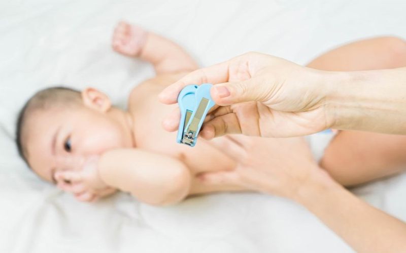 Cách cắt móng tay cho trẻ sơ sinh đơn giản, an toàn tại nhà