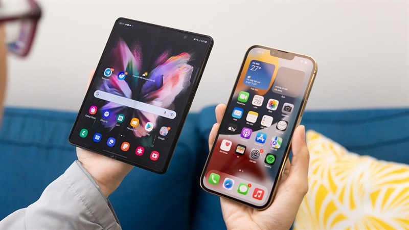 Samsung Galaxy Z Fold3 và iPhone 13 Pro Max Samsung Galaxy Z Fold3 và iPhone 13 Pro Max