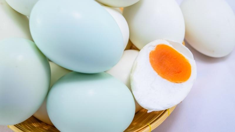 Cách chọn trứng vịt lộn ngon, không hóa chất