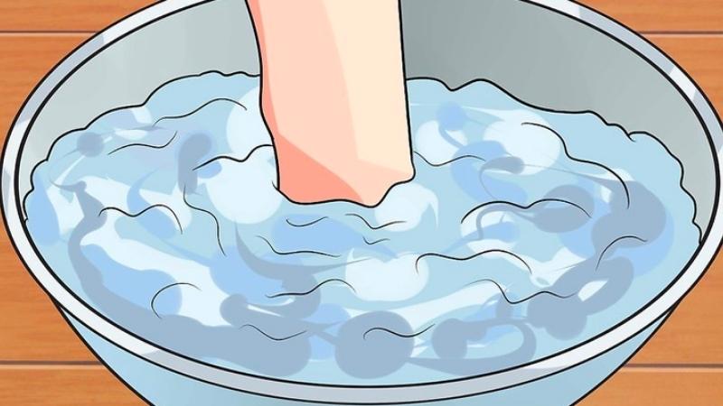 Đặt chân vào nước ấm để ngâm khoảng 10 phút 