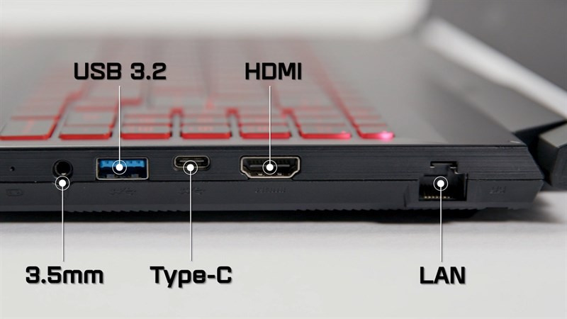 Cạnh trái của MSI Bravo 15 với cổng tai nghe 3.5 mm, cổng USB-A 3.2, cổng USB-C, công HDMI và cổng LAN RJ45 Cạnh trái của MSI Bravo 15 với cổng tai nghe 3.5 mm, cổng USB-A 3.2, cổng USB-C, công HDMI và cổng LAN RJ45