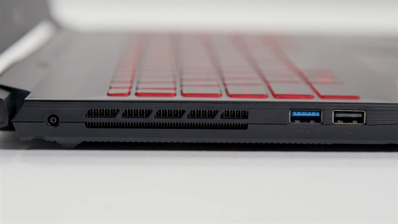 Cạnh phải của MSI Bravo 15 với cổng USB-A 3.2 và USB-A 2.0 Cạnh phải của MSI Bravo 15 với cổng USB-A 3.2 và USB-A 2.0