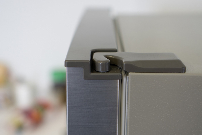 Bản lề cửa tủ mát bị hỏng sẽ gây ảnh hưởng đến khả năng làm lạnh của tủ mát