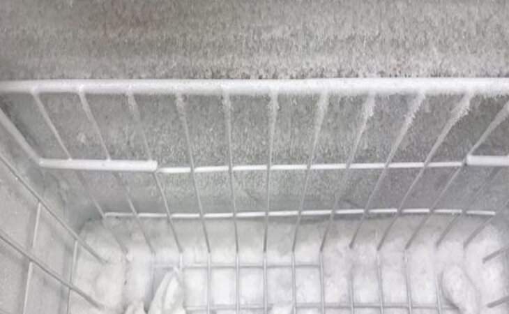 Tủ mát bị đóng tuyết gây khó chịu cho người dùng