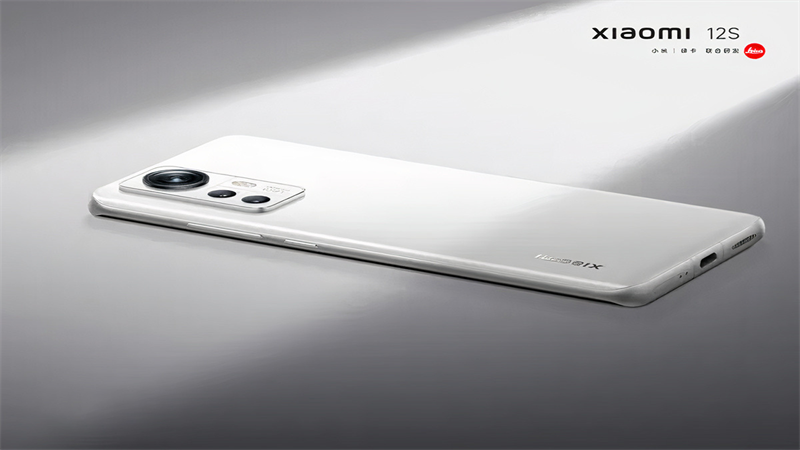 Xiaomi 12S màu trắng rạng rỡ dưới ánh sáng