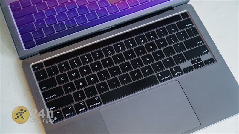 Bạn sẽ không bị bỡ ngỡ khi chuyển sang Macbook Pro M2 2022 vì layout và kích thước bàn phím không hề thay đổi so với Macbook Pro M1 2020. Bạn sẽ không bị bỡ ngỡ khi chuyển sang Macbook Pro M2 2022 vì layout và kích thước bàn phím không hề thay đổi so với Macbook Pro M1 2020.