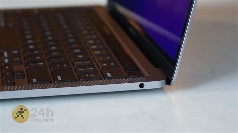 Cạnh phải Macbook Pro M2 2022 là đặt lỗ cắm tai nghe 3.5 mm. Cạnh phải Macbook Pro M2 2022 là đặt lỗ cắm tai nghe 3.5 mm.