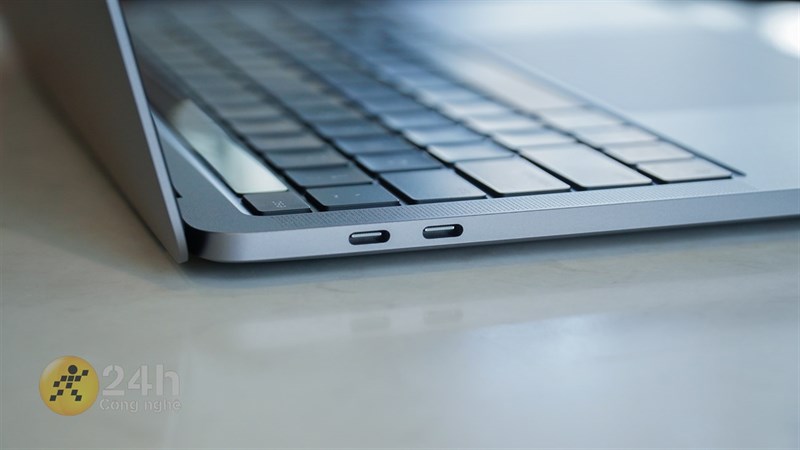 Cạnh trái Macbook Pro M2 2022 là nơi đặt 2 cổng Thunderbolt / USB 4. Cạnh trái Macbook Pro M2 2022 là nơi đặt 2 cổng Thunderbolt / USB 4.