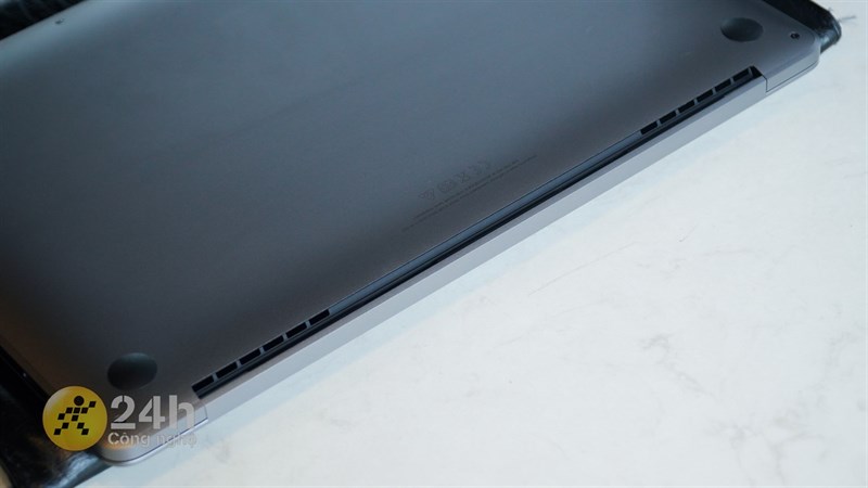 Macbook Pro M2 2022 có gắn quạt tản nhiệt giúp duy trì hiệu năng của Apple M2 trong thời gian dài mà không bị quá nhiệt. Macbook Pro M2 2022 có gắn quạt tản nhiệt giúp duy trì hiệu năng của Apple M2 trong thời gian dài mà không bị quá nhiệt.