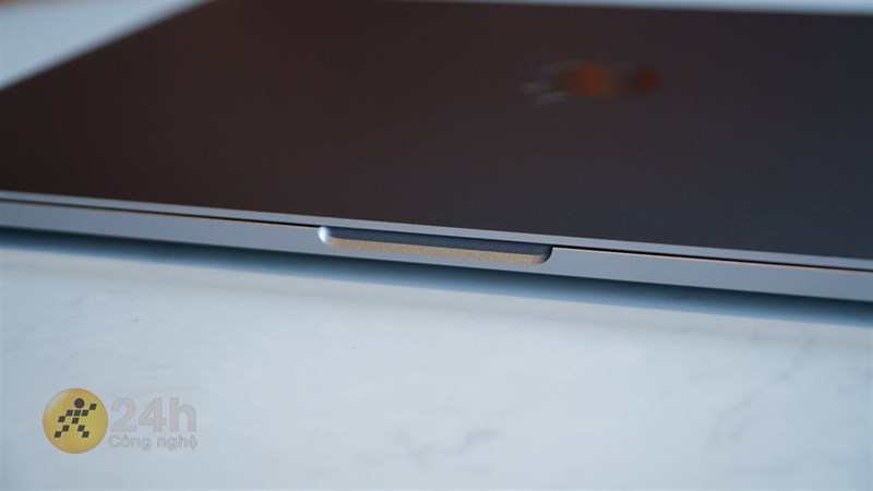 Cạnh trước có phần được vát cong tạo điểm tựa để người dùng mở máy. Cạnh trước có phần được vát cong tạo điểm tựa để người dùng mở máy.