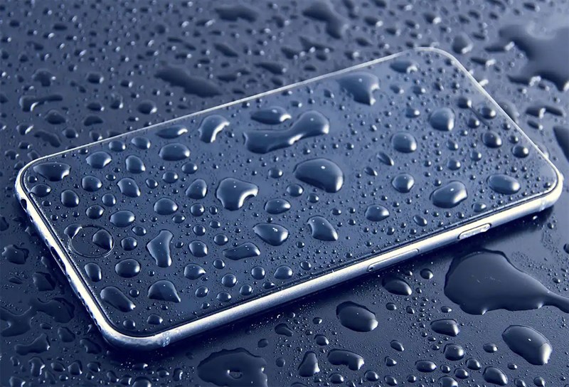 Màn hình smartphone trong môi trường ẩm ướt