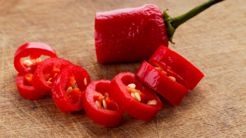 Giá ớt dao động từ 38.000 - 50.000 đồng/kg Giá ớt dao động từ 38.000 - 50.000 đồng/kg