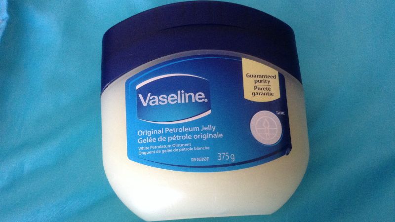 Vaseline has the function of moisturizing and effectively treating darkening