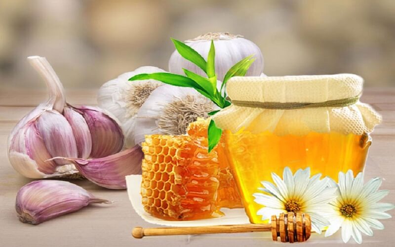 Tỏi ngâm mật ong giúp giảm sưng viêm, ngăn ngừa hình thành mụn trứng cá
