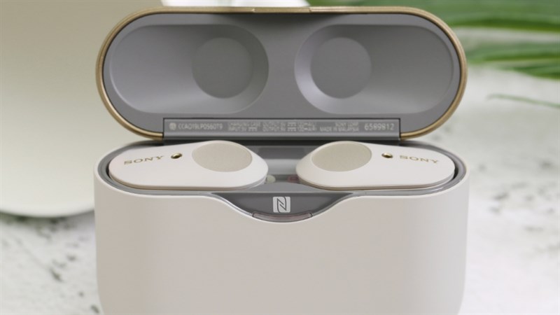 Bạn có thể thoải mái trải nghiệm suốt cả một ngày dài với thời lượng sử dụng pin ấn tượng của Sony WF-1000XM3SME.