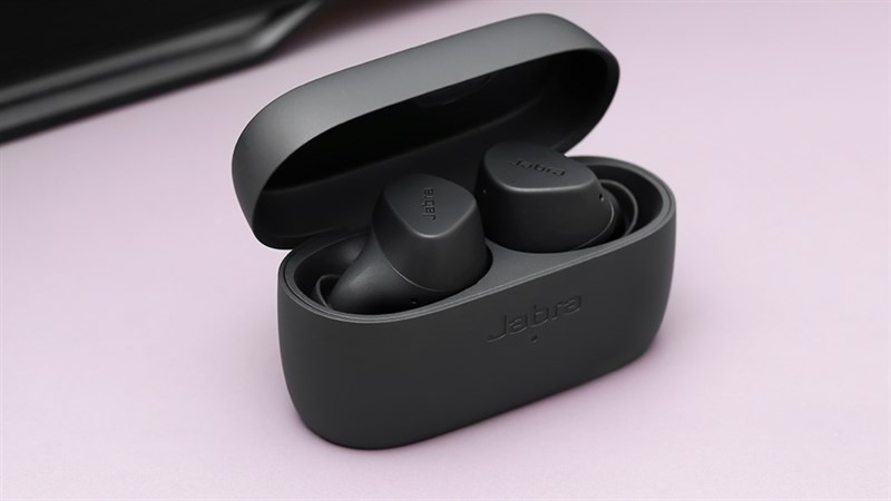 Jabra Elite 2 được hoàn thiện từ chất liệu nhựa sần cứng cáp.