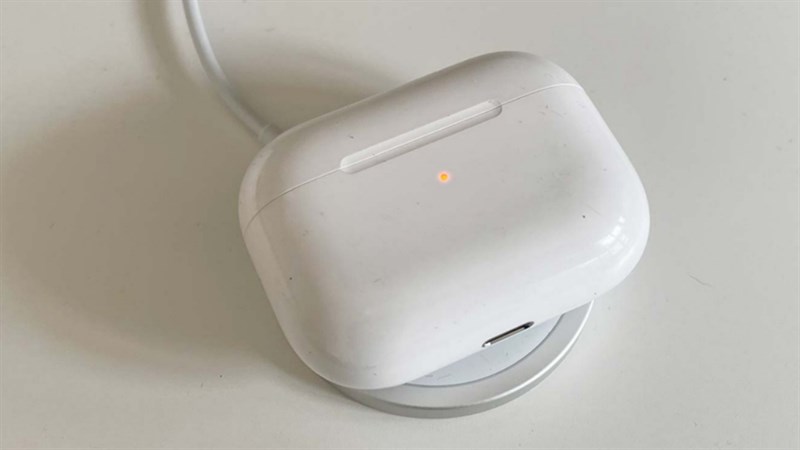 Hỗ trợ sạc không dây trên AirPods Pro. 