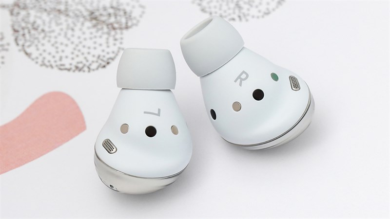 Galaxy Buds Pro được trang bị hệ thống 3 micro tích hợp hiện đại