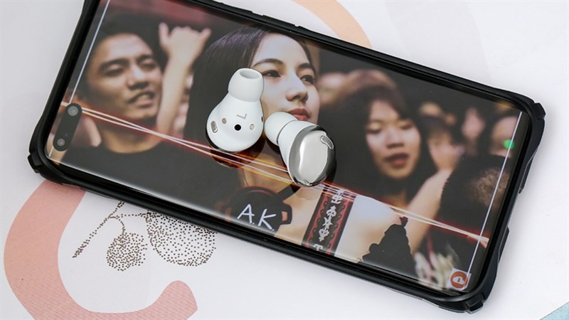 Bạn có thể sử dụng Galaxy Buds Pro trong khoảng thời gian tối đa 20 giờ đồng hồ.