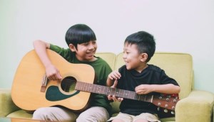 Những lợi ích của việc học đàn Guitar mang lại cho bé