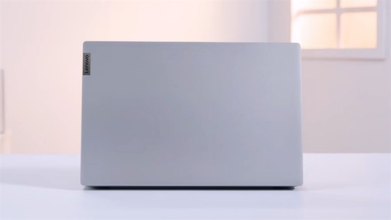 Lenovo Ideapad 5 sở hữu mặt lưng kim loại cho máy độ bền bỏ cao hơn. Lenovo Ideapad 5 sở hữu mặt lưng kim loại cho máy độ bền bỏ cao hơn.