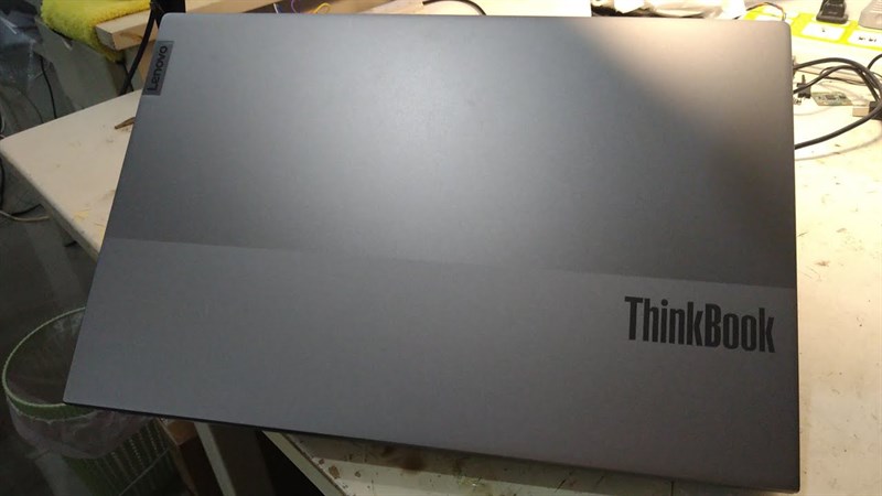 Thiết kế thanh lịch và nổi bật của Lenovo ThinkBook 15 khiến chiếc máy trở nên gọn gàng. Nguồn: Tin Lethax Thiết kế thanh lịch và nổi bật của Lenovo ThinkBook 15 khiến chiếc máy trở nên gọn gàng. Nguồn: Tin Lethax