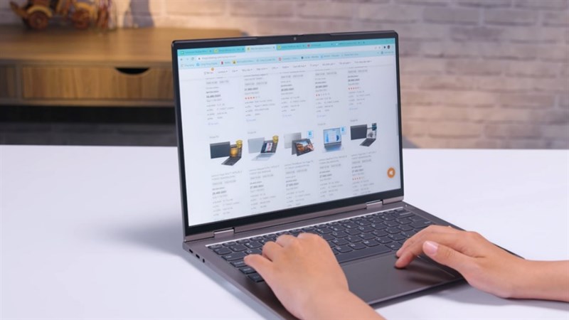 Máy sở hữu thiết kế gọn nhẹ nhưng độ bền cũng đạt chuẩn quân đội. Máy sở hữu thiết kế gọn nhẹ nhưng độ bền cũng đạt chuẩn quân đội.