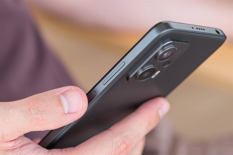 Mặt lưng POCO X4 GT được hoàn thiện tốt, được làm nhám giúp hạn chế bám mồ hôi và dấu vân tay