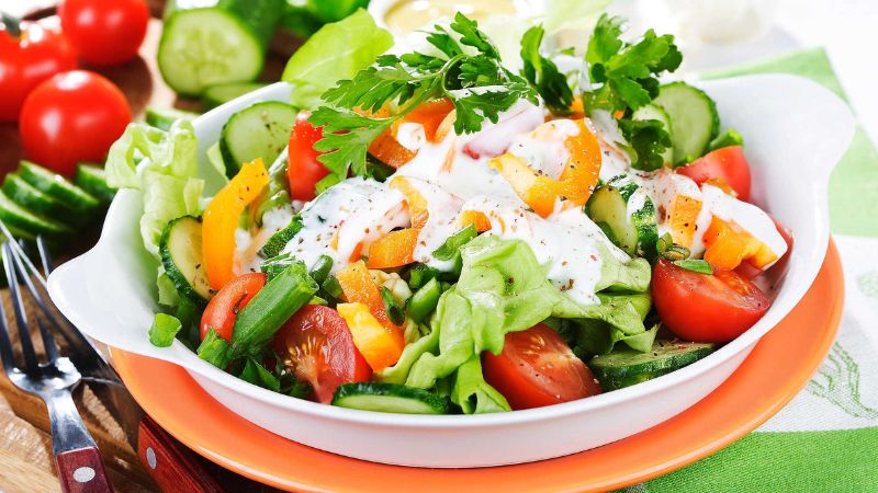Trộn salad với sốt mayonnaise Simply