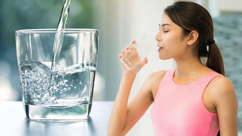 Uống nhiều nước giúp tạo độ trơn cho cổ họng