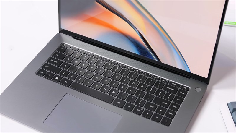 Bàn phím của Xiaomi Book Pro 16 2022 được bố trí rộng rãi cùng hành trình phím sâu giúp mang đến cảm giác thoải mái khi sử dụng