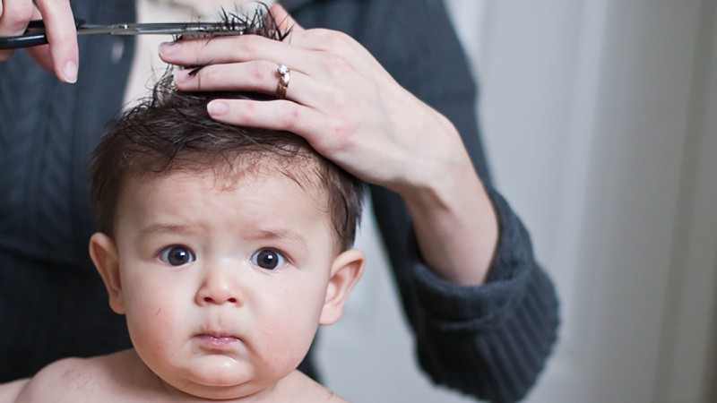 Làm gì để việc cắt tóc cho bé trở nên dễ dàng hơn?
